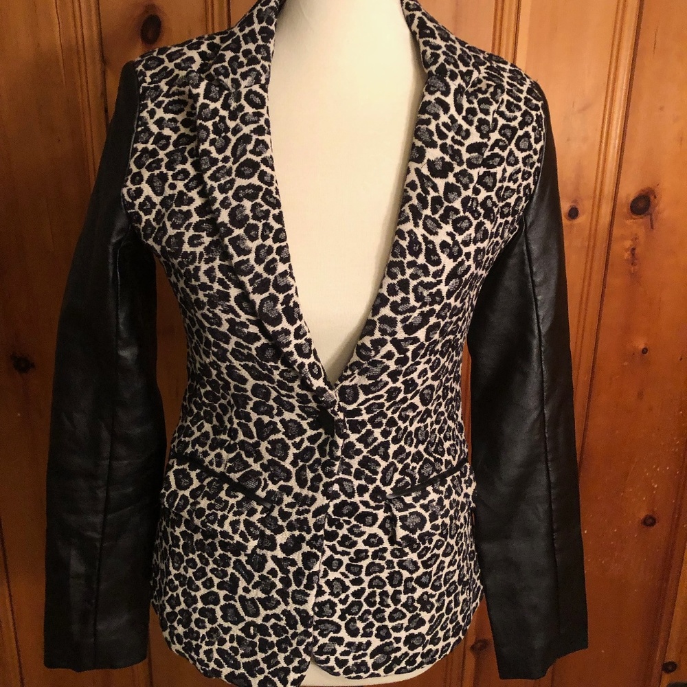 Amanda Chelsea Leopard Print Blazer